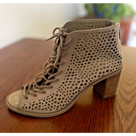 Vince Camuto Tan Tarita Laser Cut Bootie Lace Up Heels Women's Size 9M - Picture 8 of 9